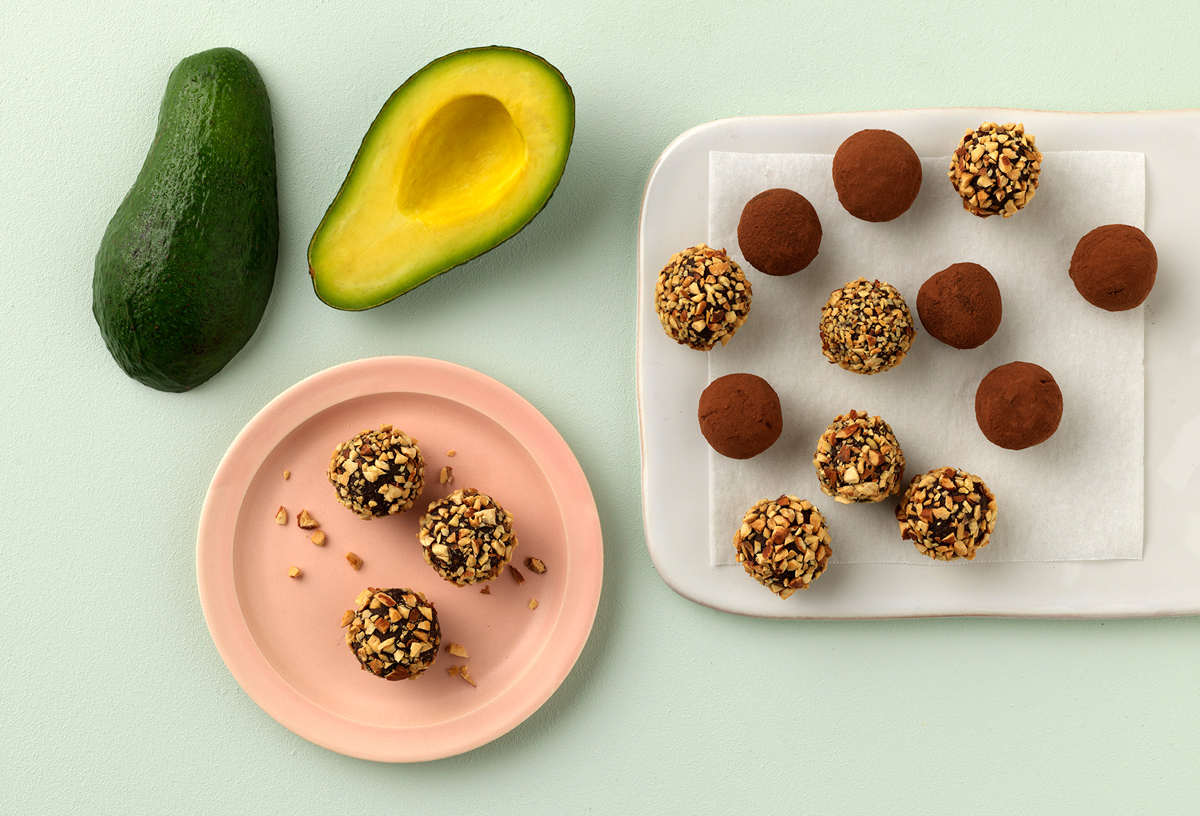 Raw avocado chocolate truﬄes