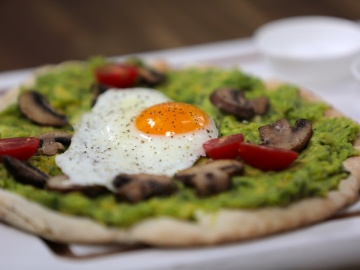 Avocado brekkie pizza