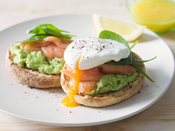Spicy avocado and salmon toasted muffins