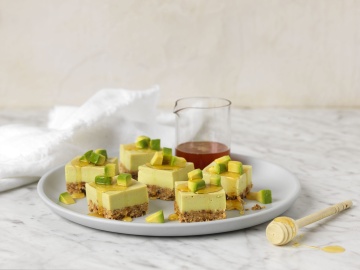 Avocado-Yoghurt Cheesecake Bites with Muesli Crust