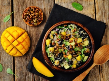 Avocado, mango & quinoa salad