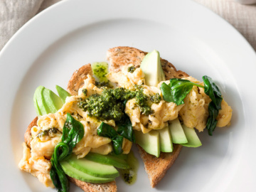 Pesto scrambled eggs