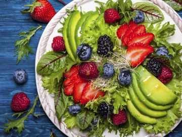 Avo & berry salad